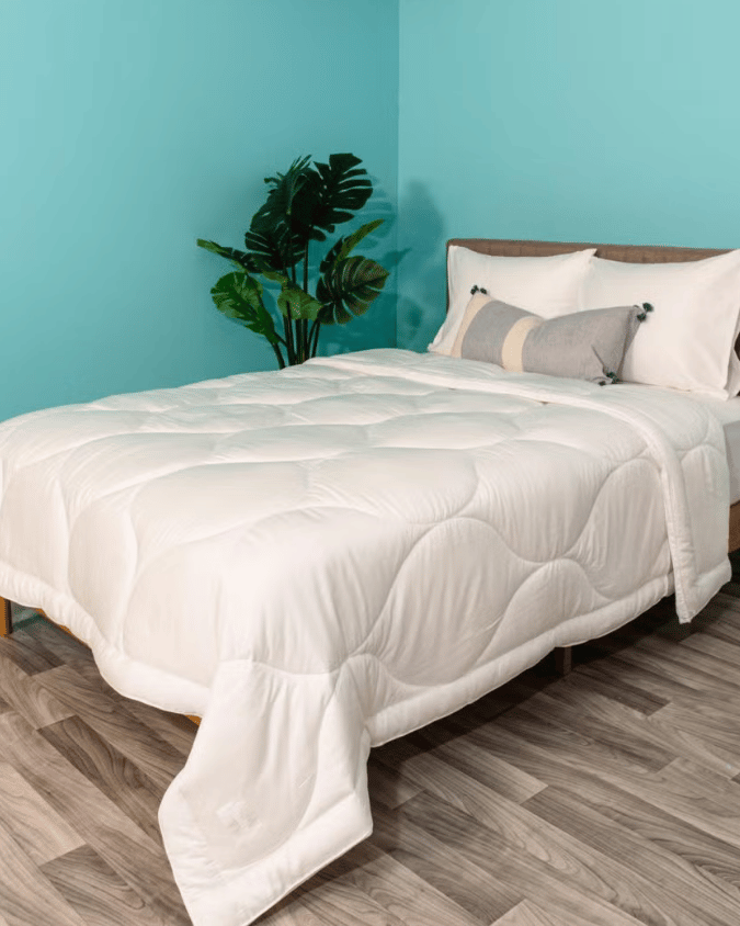 Premium lightweight comforter with hypoallergenic fill