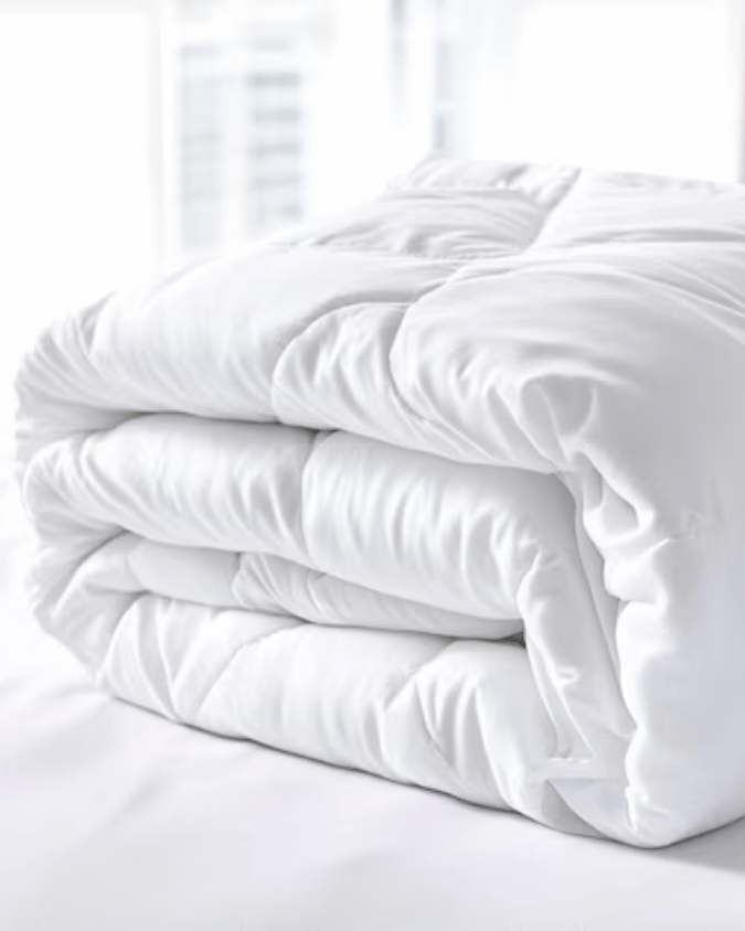 Elegant white duvet with satin stripe patter